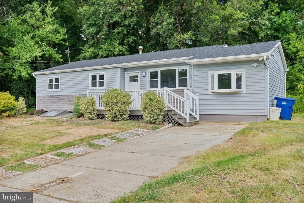501 Bloomfield Drive - Photo 0