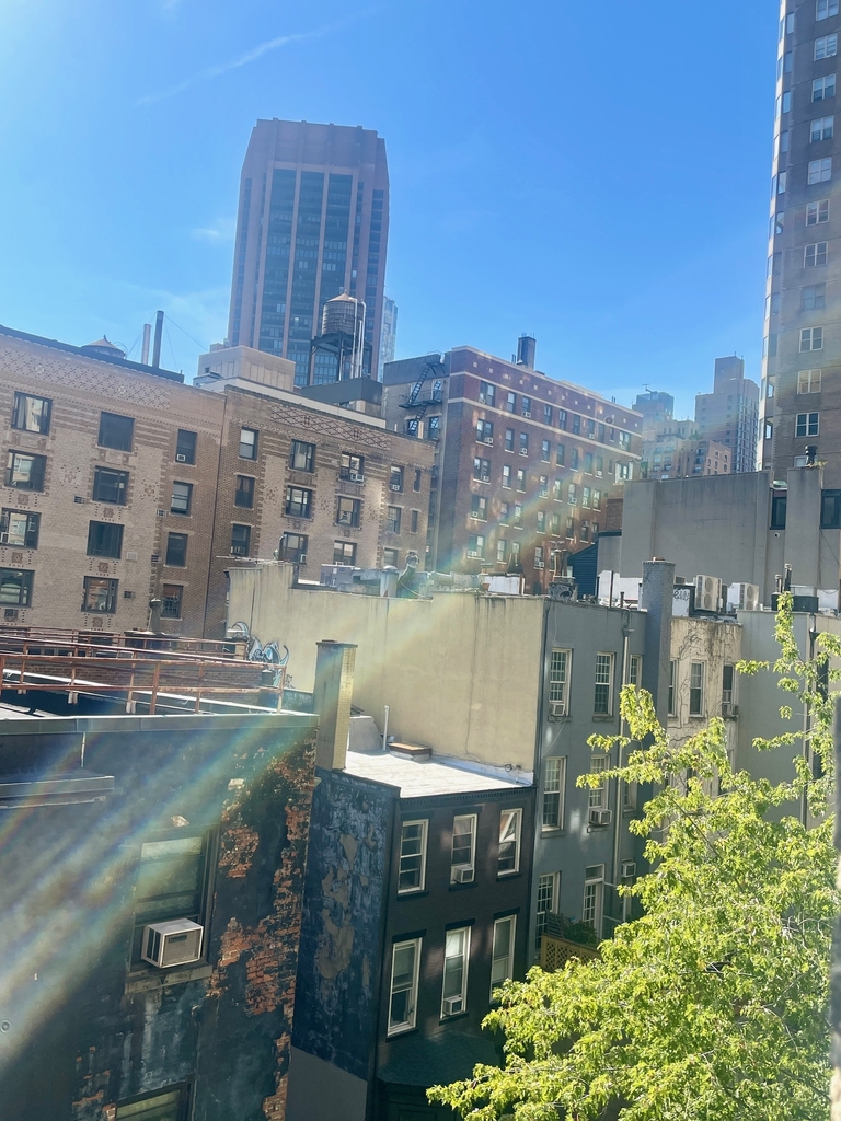 156 East 37th Street - Photo 3