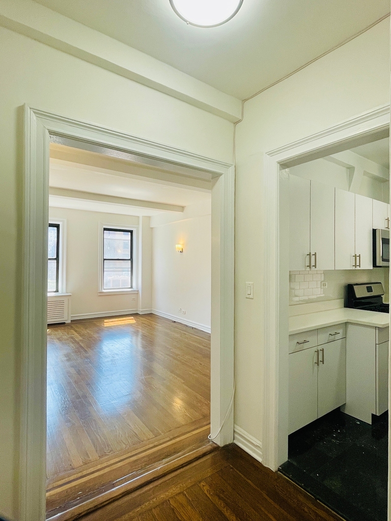 156 East 37th Street - Photo 0