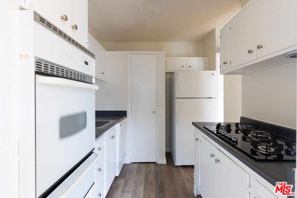 11133 Rose Avenue - Photo 7