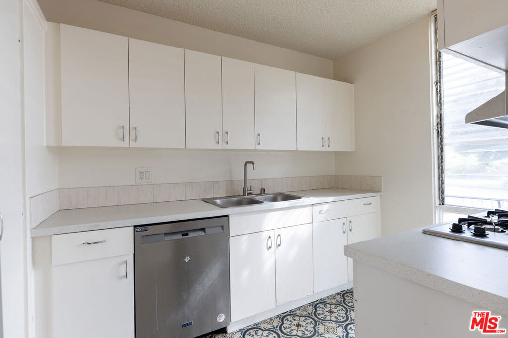 11133 Rose Avenue - Photo 4