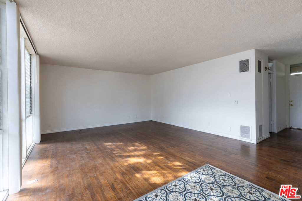11133 Rose Avenue - Photo 2