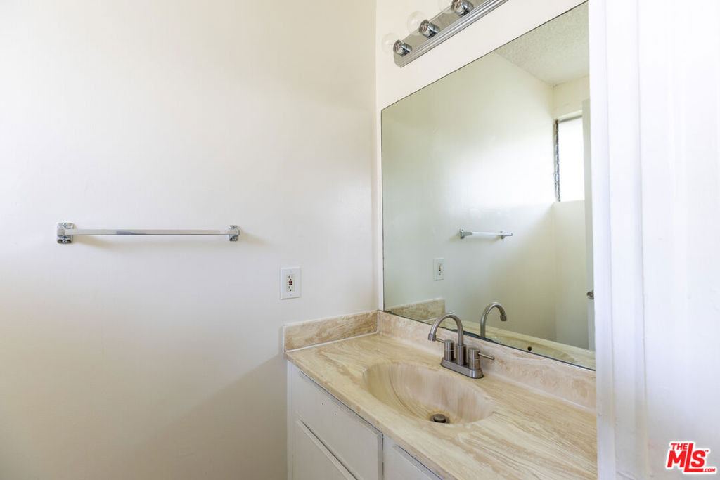 11133 Rose Avenue - Photo 11