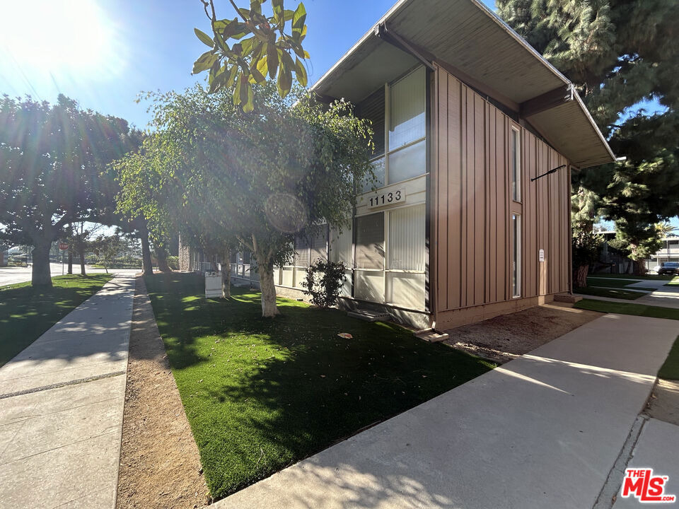 11133 Rose Avenue - Photo 12