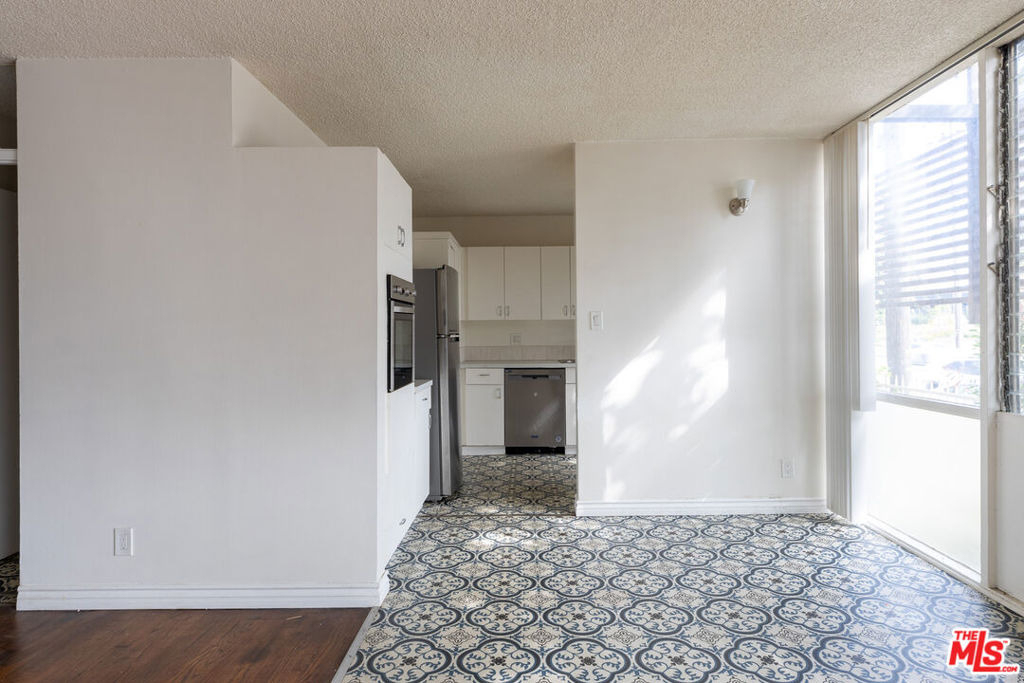 11133 Rose Avenue - Photo 3
