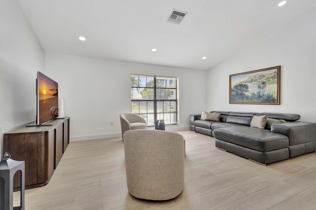 1915 Newhaven Avenue - Photo 25