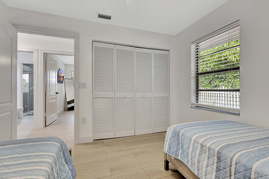 1915 Newhaven Avenue - Photo 33