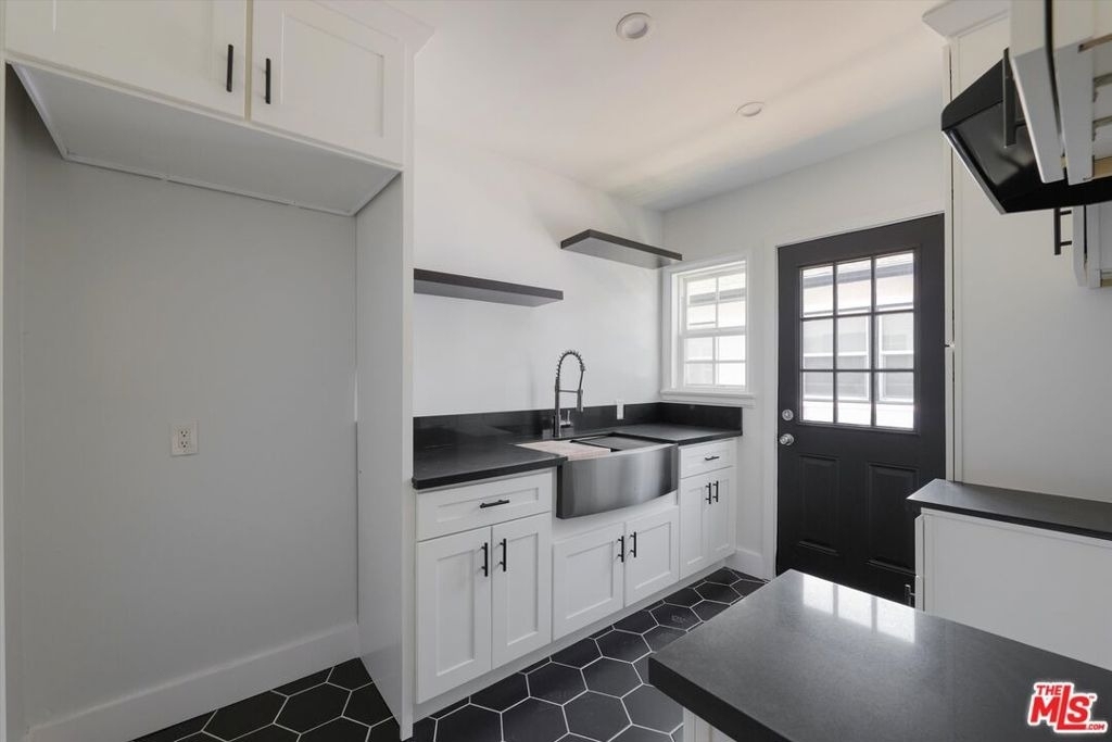 11683 Chandler Boulevard - Photo 7