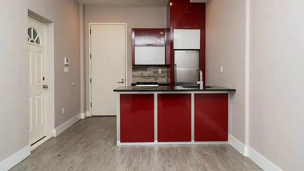 1020 Park Place - Photo 0