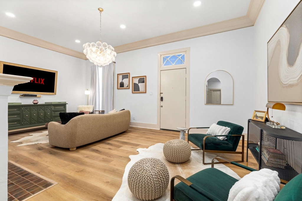 110 E Craig Pl - Photo 2