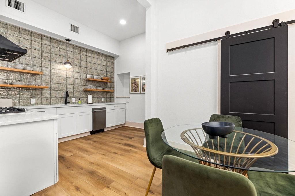 110 E Craig Pl - Photo 8