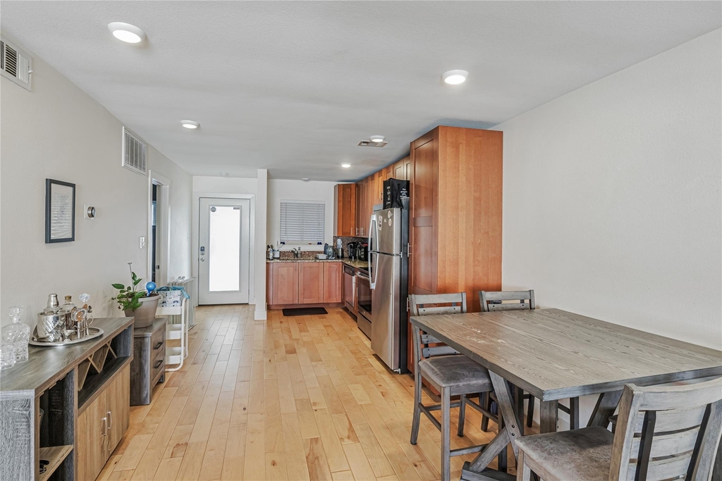909 Reinli St - Photo 6