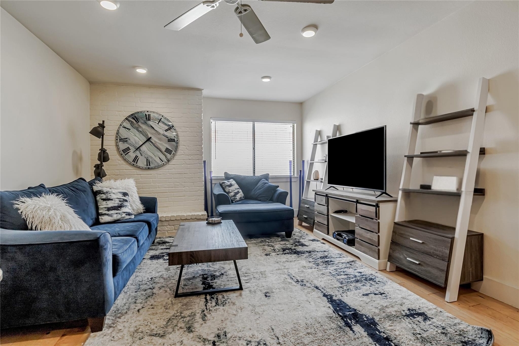 909 Reinli St - Photo 5