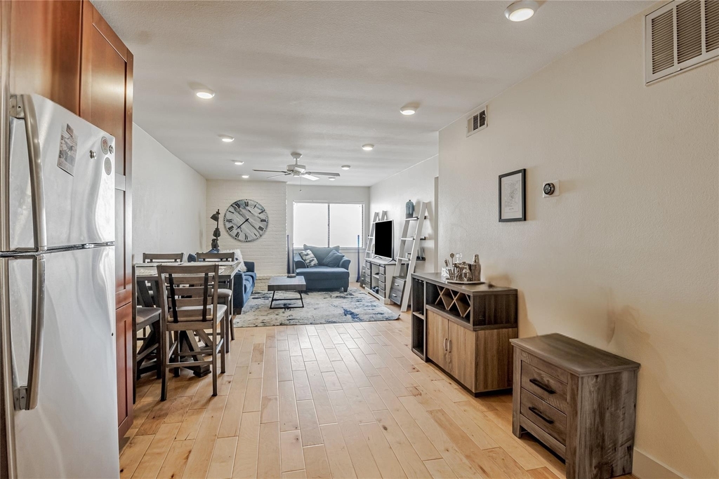 909 Reinli St - Photo 4