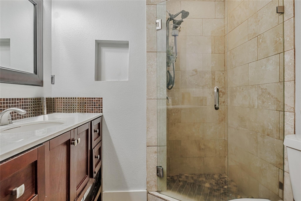 909 Reinli St - Photo 8