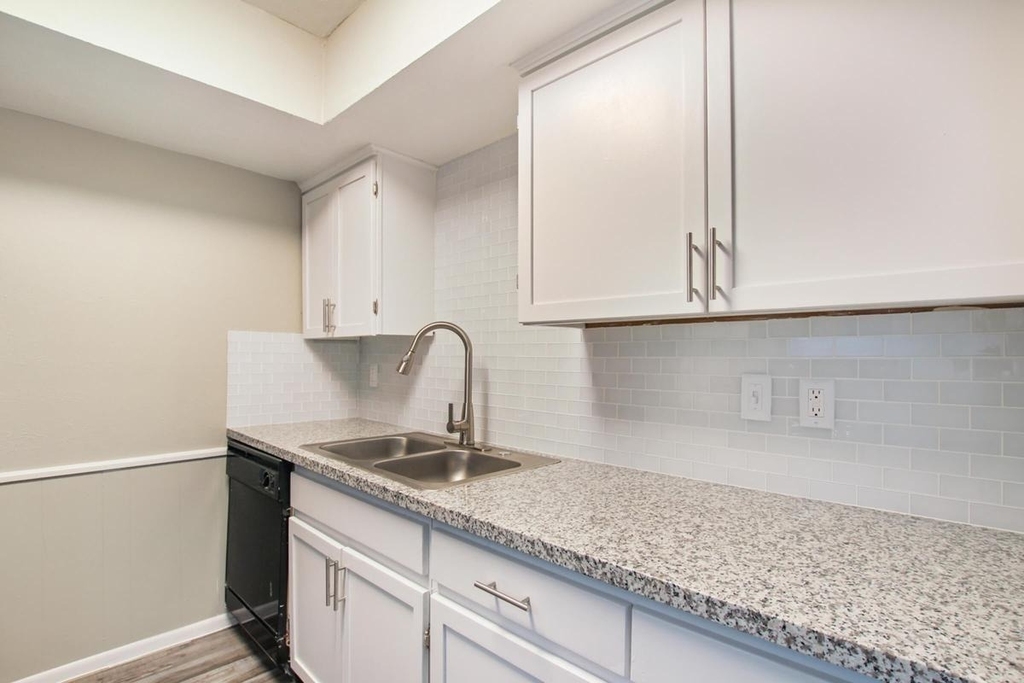 1212 Hampshire Ln - Photo 5