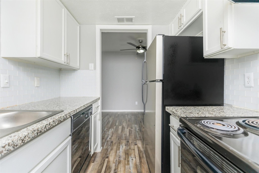 1212 Hampshire Ln - Photo 14