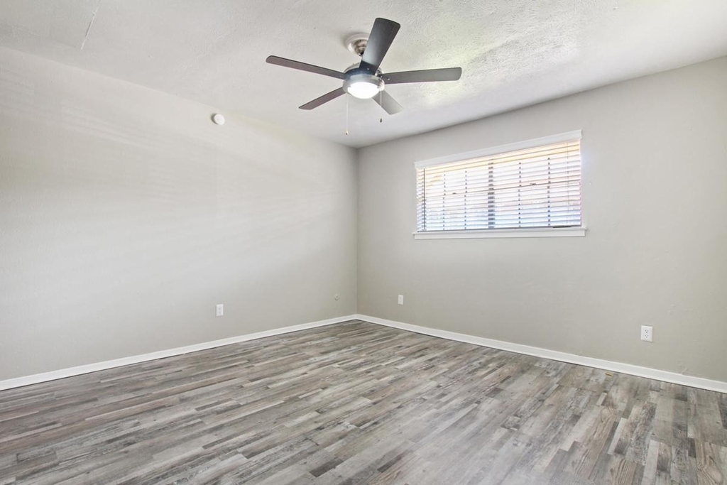 1212 Hampshire Ln - Photo 1