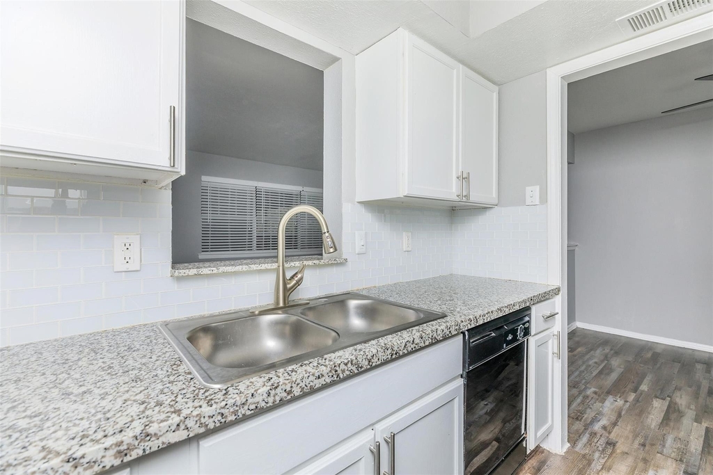 1212 Hampshire Ln - Photo 15