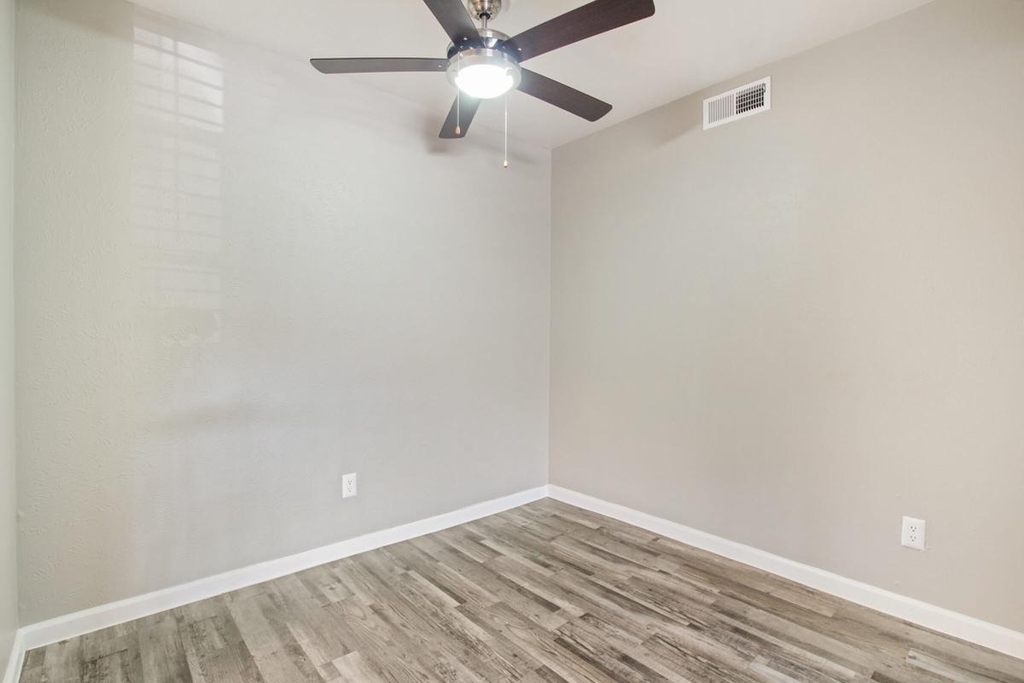 1212 Hampshire Ln - Photo 7