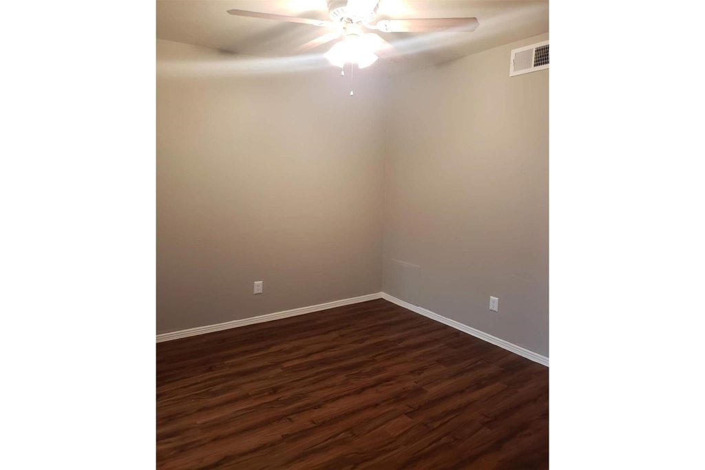 1212 Hampshire Ln - Photo 12