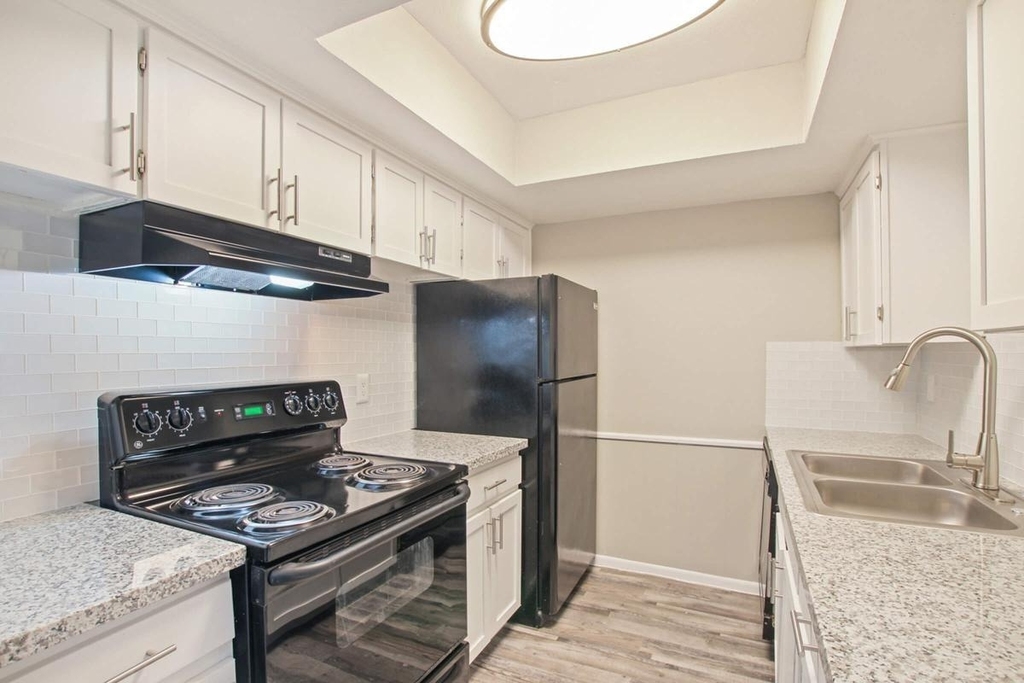 1212 Hampshire Ln - Photo 0