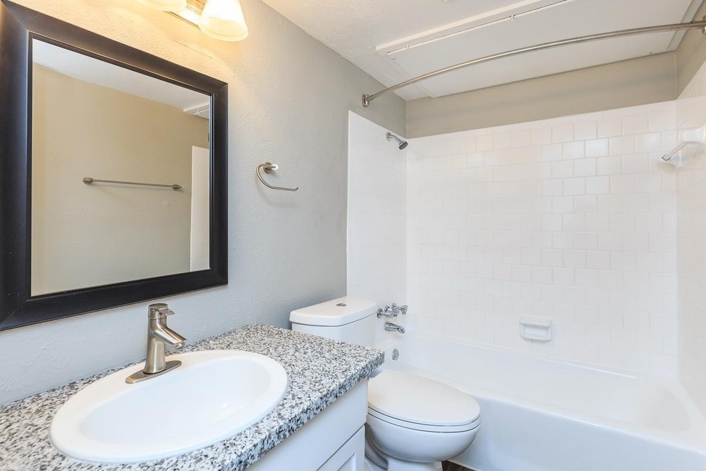 1212 Hampshire Ln - Photo 26