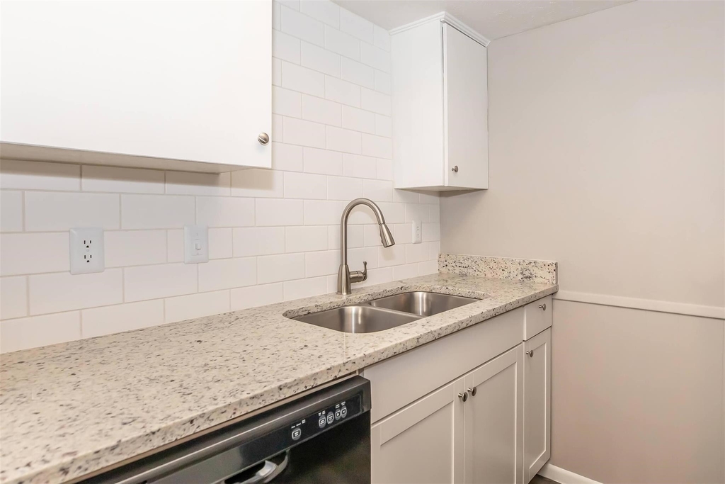1212 Hampshire Ln - Photo 23
