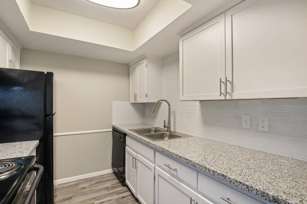 1212 Hampshire Ln - Photo 4