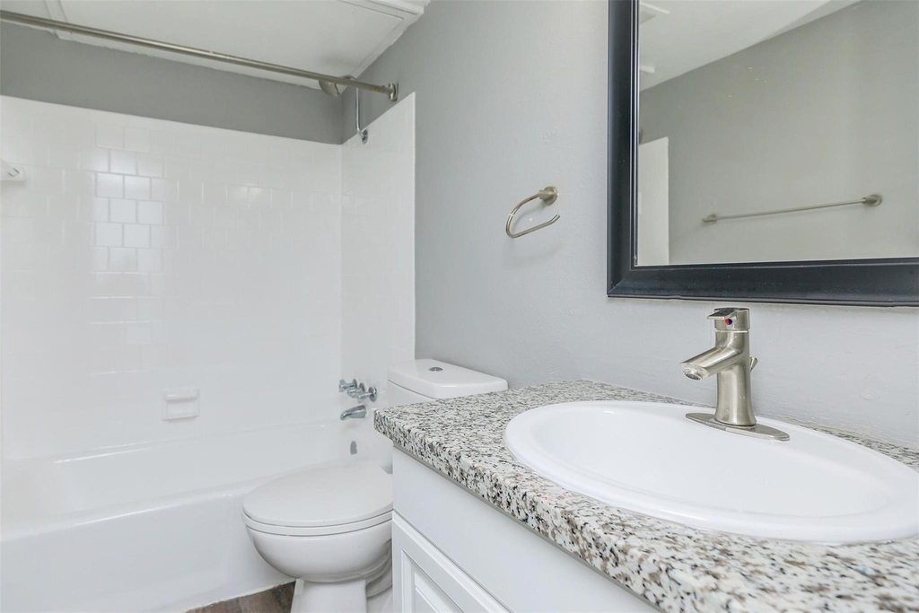 1212 Hampshire Ln - Photo 19
