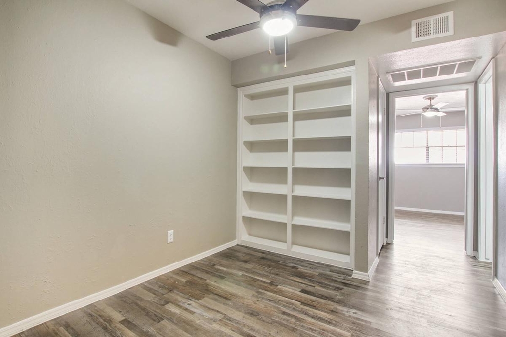 1212 Hampshire Ln - Photo 10