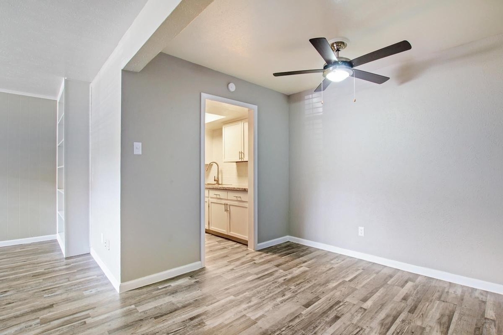 1212 Hampshire Ln - Photo 6