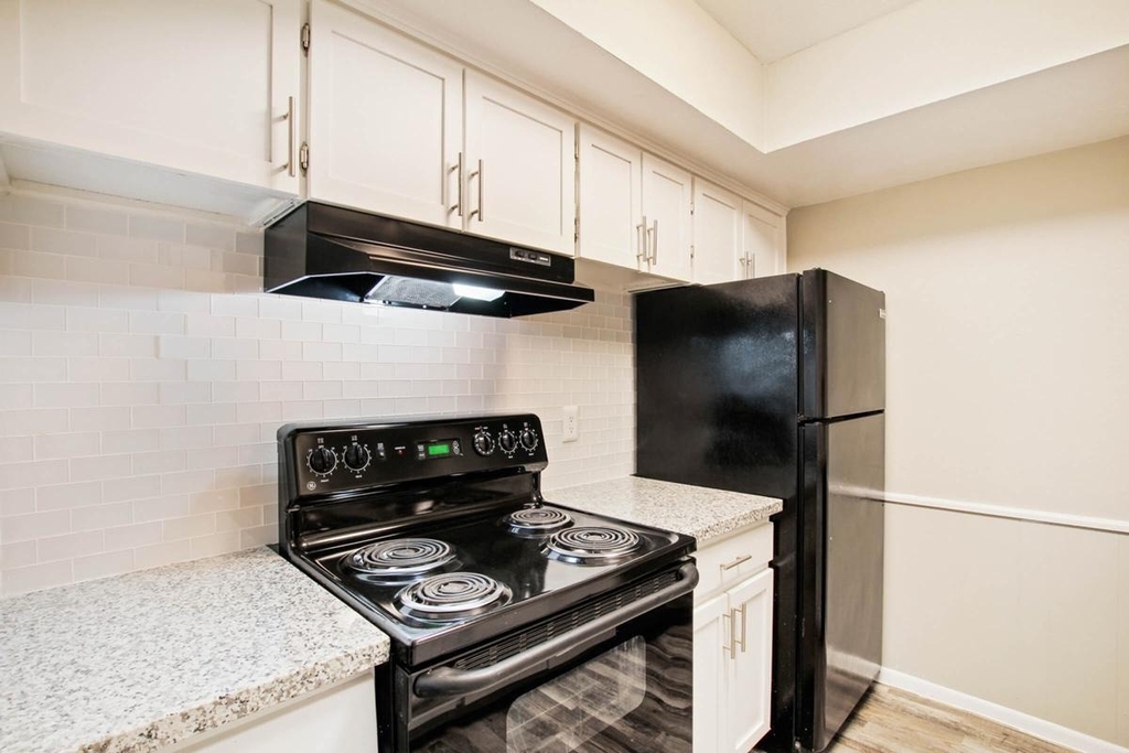 1212 Hampshire Ln - Photo 2