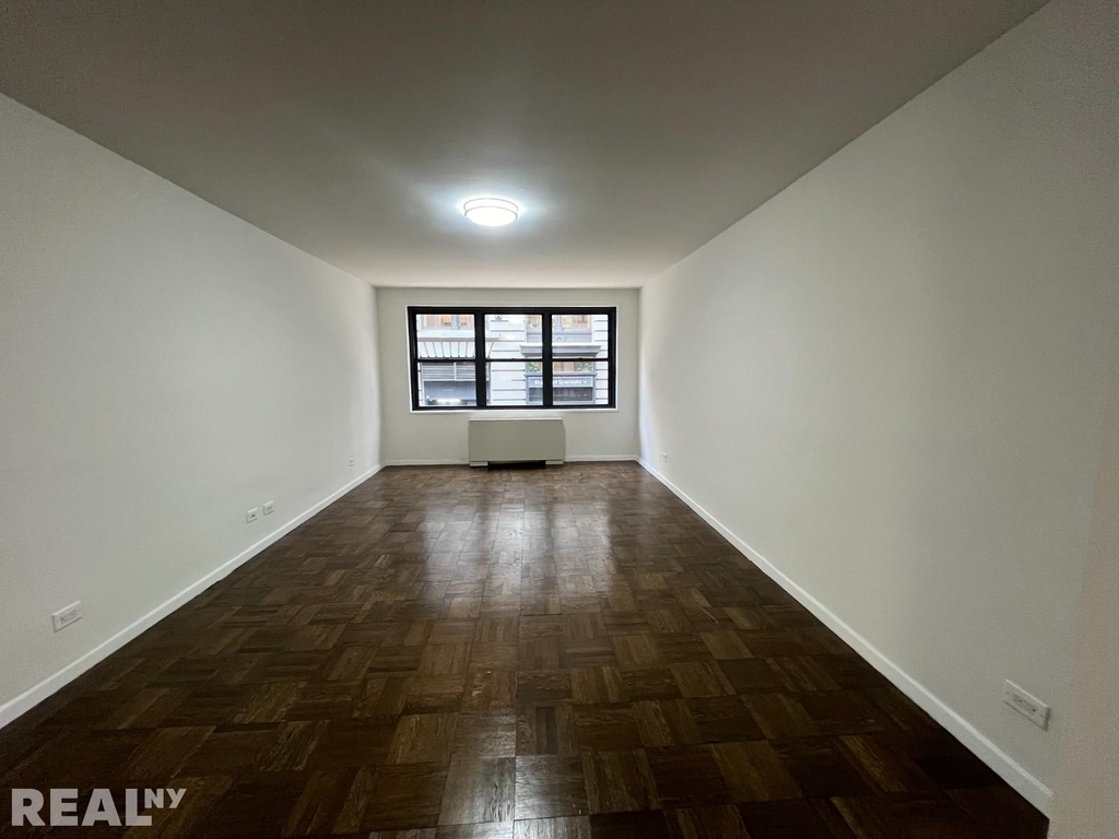 E 16th St - Photo 1