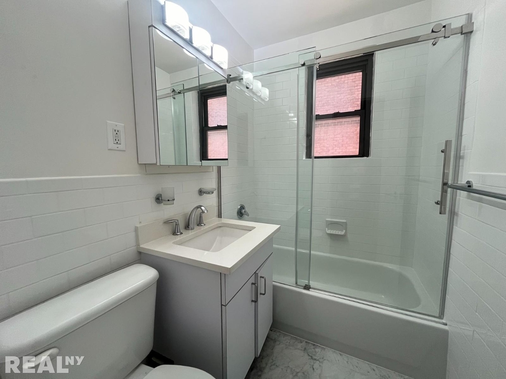 E 16th St - Photo 3