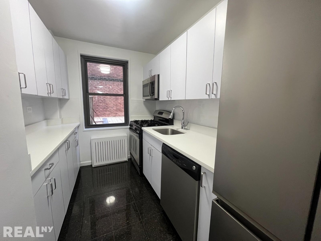 E 16th St - Photo 2