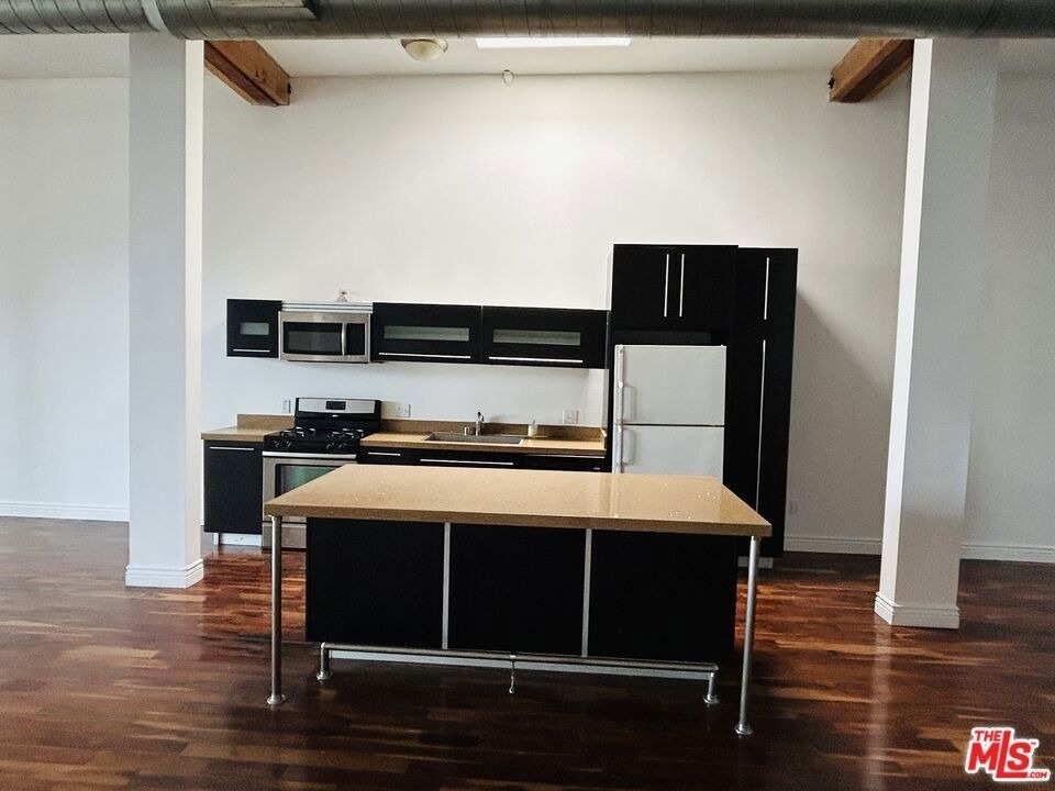 652 Mateo Street - Photo 2