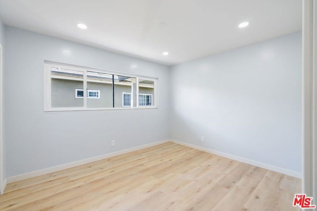 719 E 79th Street - Photo 3