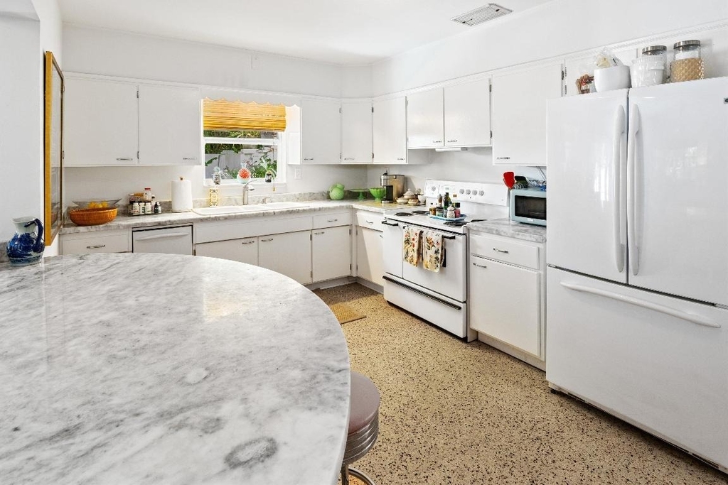 202 32nd Street - Photo 17