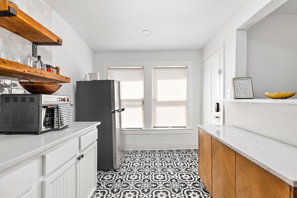 110 E Craig Pl - Photo 8