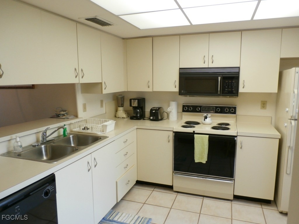 11300 Caravel Circle - Photo 14