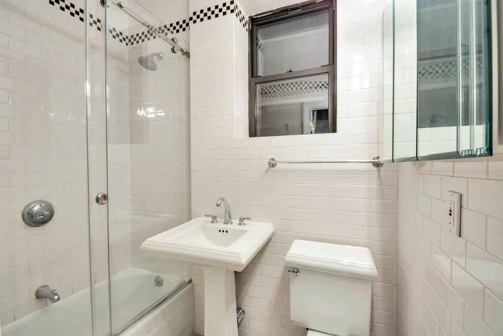 East 73rd street - Photo 4