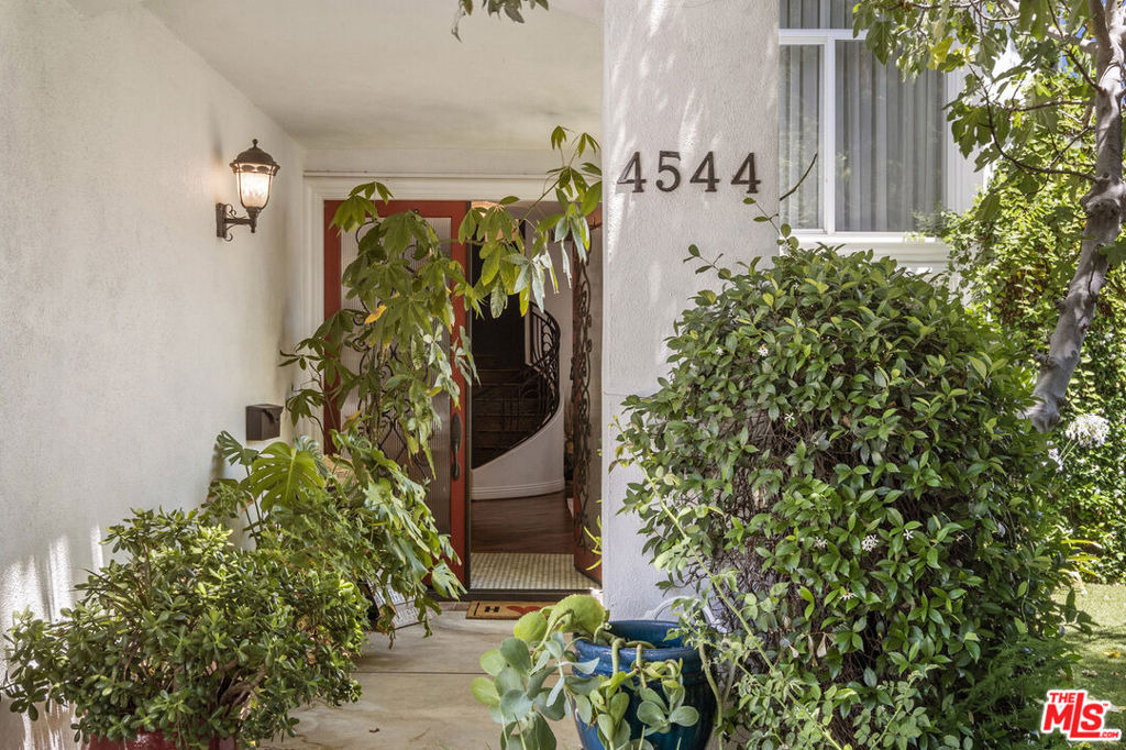 4544 Tobias Avenue - Photo 16