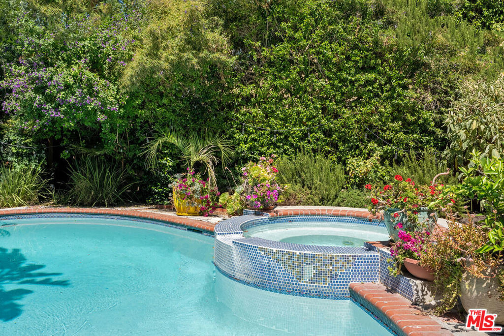 4544 Tobias Avenue - Photo 4