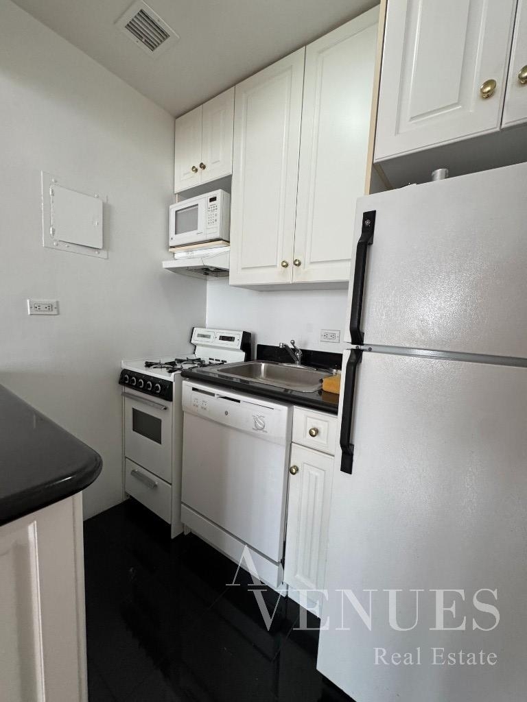 York Avenue - Photo 2