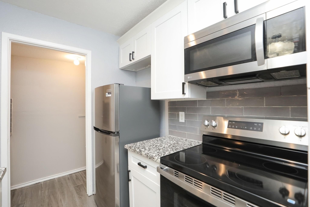 2100 Wilcrest Drive - Photo 14