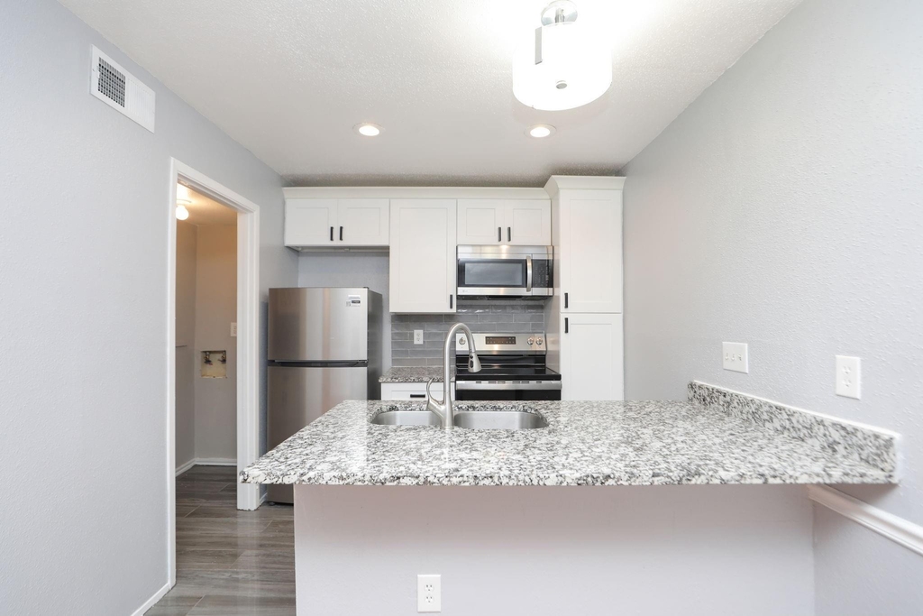 2100 Wilcrest Drive - Photo 17