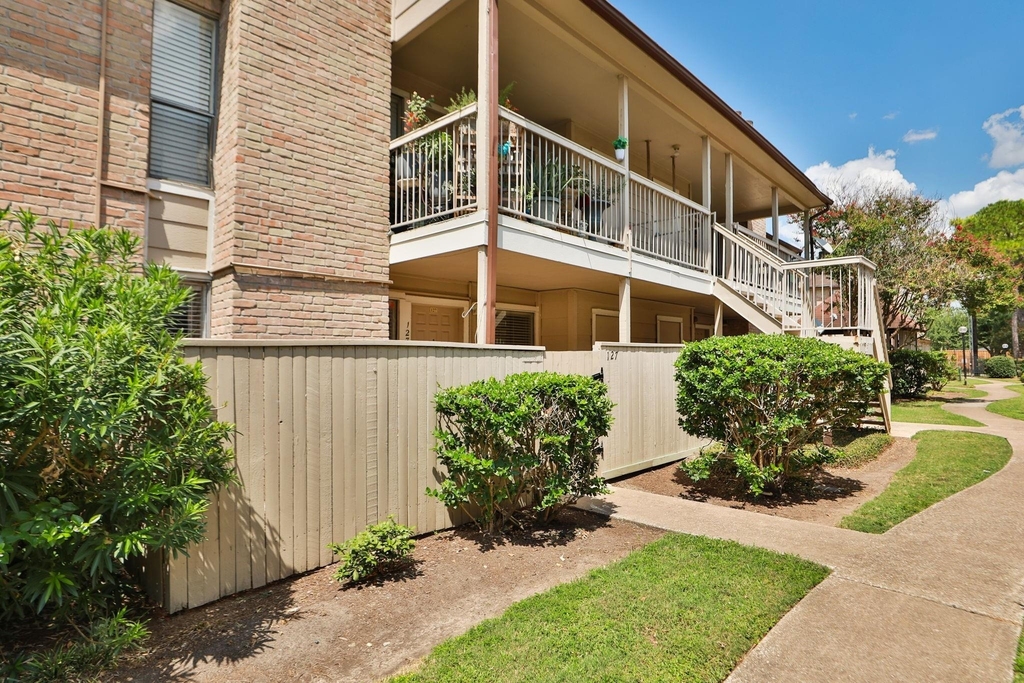 2100 Wilcrest Drive - Photo 37
