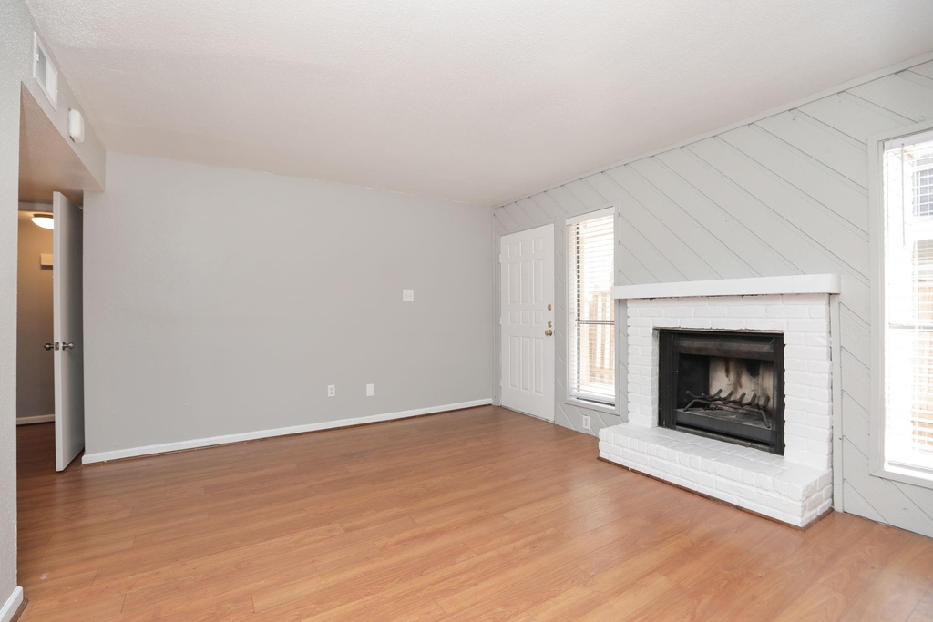 2100 Wilcrest Drive - Photo 5