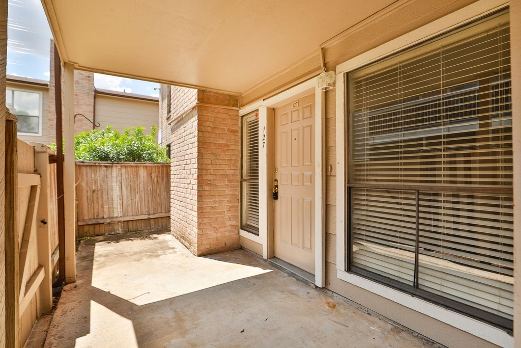 2100 Wilcrest Drive - Photo 33